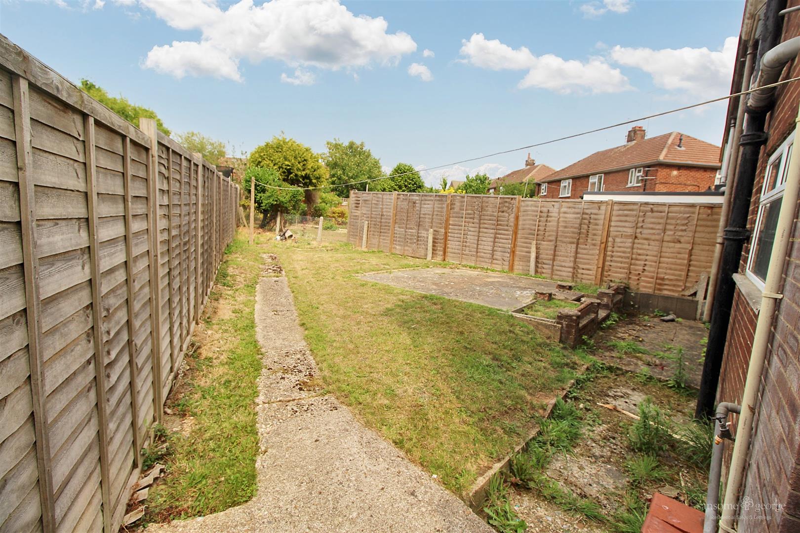 3 bed property in Dee Road, Reading